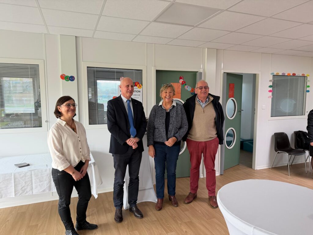 De gauche à droite, Nathalie COUBARD, directrice de la micro-crèche, Hubert DELORME, maire de Saint-Molf, Bénédicte BLOUIN, présidente du conseil d'administration de la CAF de Loire-Atlantique, Thierry GUYON, 1er adjoint délégué aux affaires sociales, commune de Mesquer - lors de l'inauguration de ce nouvel équipement municipal, le samedi 7 février 2026